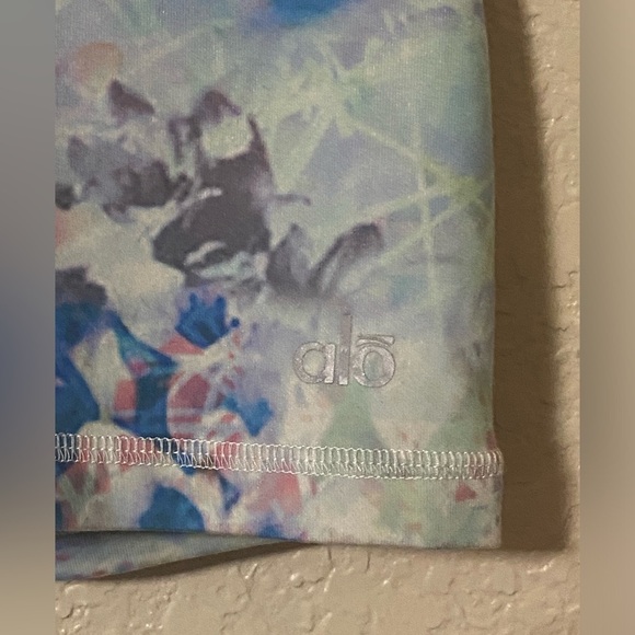 Alo Yoga Floral Glo Watercolor Printed Biker Shorts, Medium - Picture 5 of 9